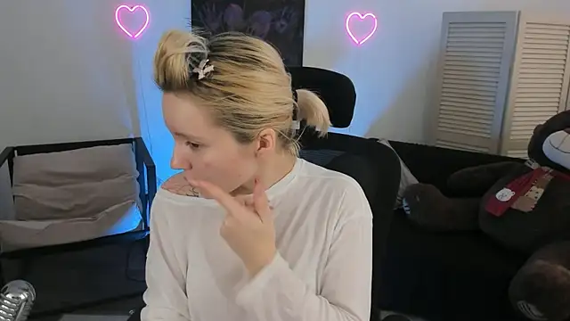 AuroraWrenfield online show from February 4, 2026, 7:36 am