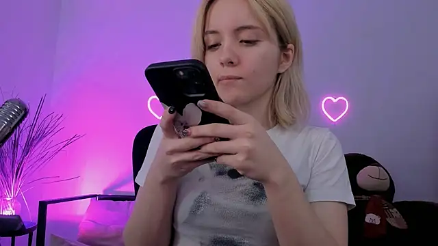 AuroraWrenfield online show from April 13, 2026, 4:07 am