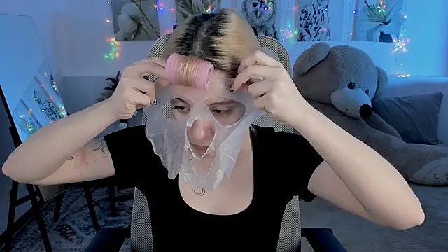 AuroraWrenfield online show from April 14, 2026, 12:27 am