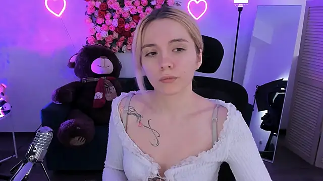 AuroraWrenfield online show from April 15, 2026, 4:30 am