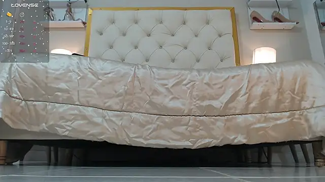 aura sanders1 online show from November 4, 2025, 12:15 pm