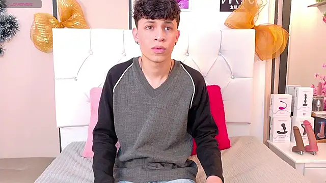 Axel  Evans online show from December 15, 2025, 1:04 pm