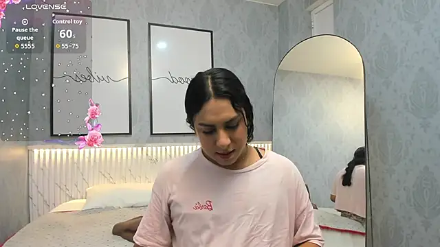 Snapshot of Ximenahott_ chatting on October 5, 2025, 10:02 am Ximenahott online show from October 5, 2025, 10:02 am
