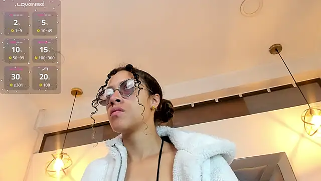 Hanna Cornee  online show from October 18, 2025, 1:45 pm