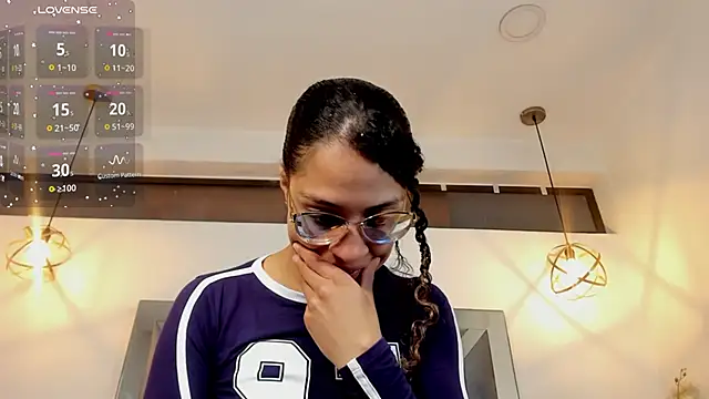 Hanna Cornee  online show from November 19, 2025, 1:33 pm