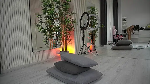 EmmaBlanco online show from October 9, 2025, 7:45 pm