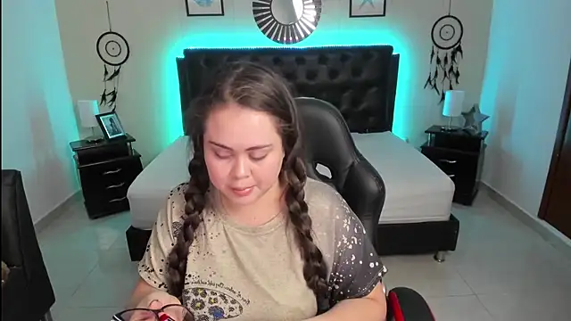 LolaVillalobos online show from September 25, 2025, 3:05 pm