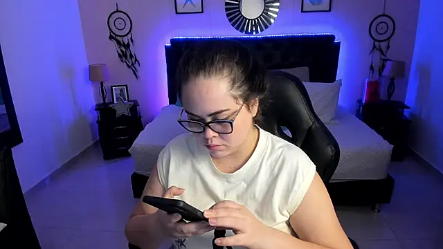 LolaVillalobos online show from May 13, 2026, 1:41 pm
