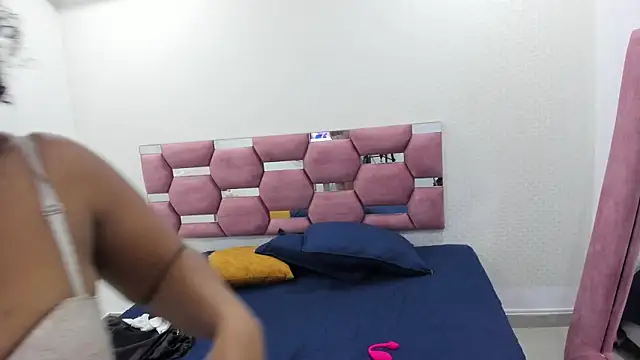 MiiaSmith   online show from November 18, 2025, 9:19 pm