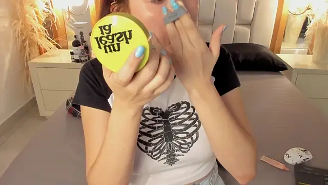 Daphne And Roger online show from September 13, 2025, 11:32 am