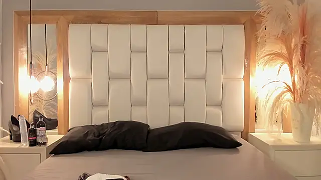 Daphne And Roger online show from September 16, 2025, 11:33 am