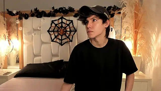 Daphne And Roger online show from October 17, 2025, 11:35 am