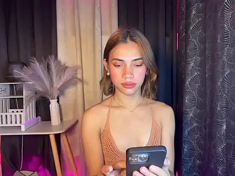 Lovelynikki03 online show from October 12, 2025, 5:34 pm