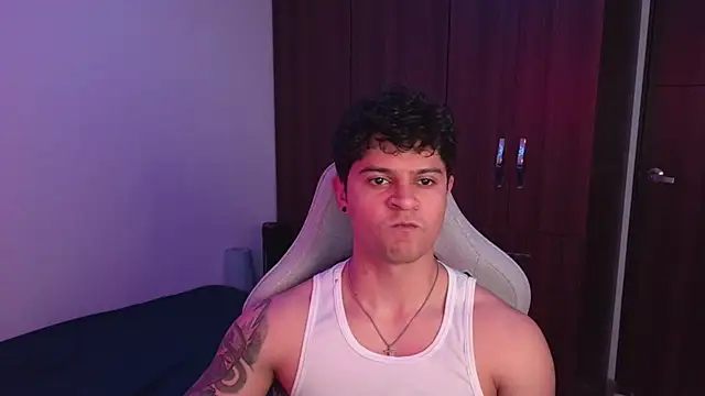 domsantiago  online show from October 8, 2025, 11:13 pm