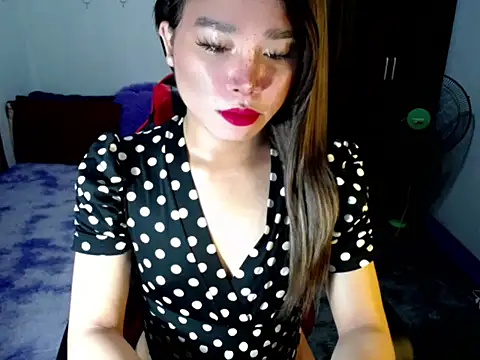 Urassiansweetcummer online show from November 24, 2025, 2:11 am