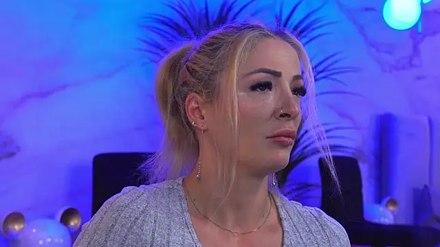 Izabellle02 online show from April 10, 2026, 4:06 am