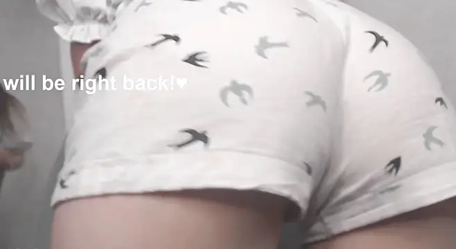 cute elfy  online show from December 18, 2025, 1:17 pm