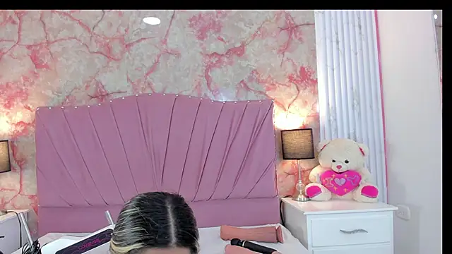 Wonderkloe  online show from April 10, 2026, 8:13 pm