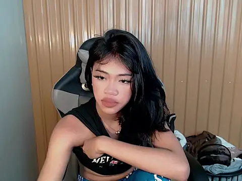 urcurlydiva online show from April 19, 2026, 4:56 am