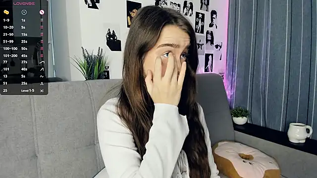 lovelyalivia online show from October 19, 2025, 9:32 am