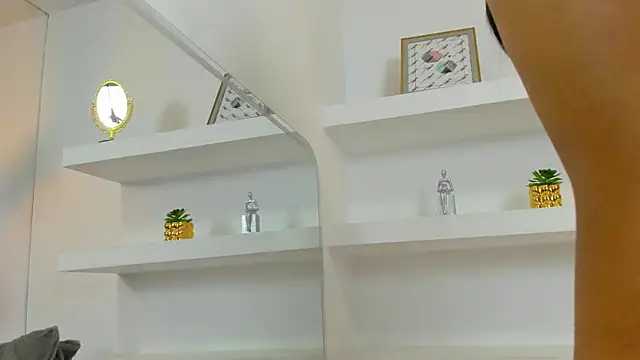 IsabellaMonet online show from October 3, 2025, 7:11 pm