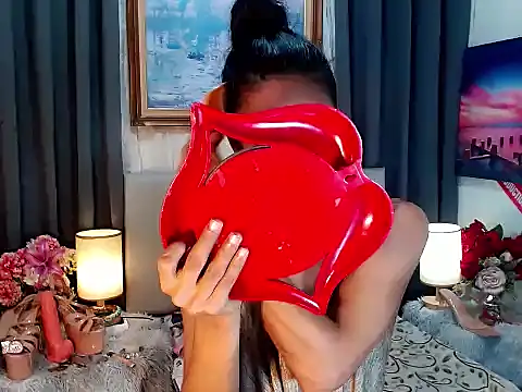 sassylatina online show from October 28, 2025, 5:04 pm