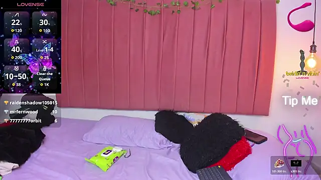 ana foxi online show from April 13, 2026, 7:08 pm