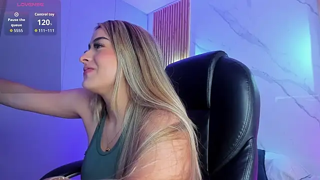 KYLIE JONES6 online show from December 3, 2025, 3:36 am