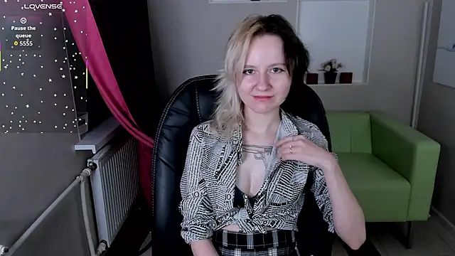 girl next doorr online show from October 23, 2025, 1:21 pm