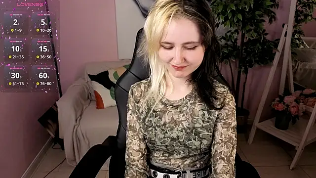 Snapshot of girl_next_doorr chatting on April 19, 2026, 6:10 pm girl next doorr online show from April 19, 2026, 6:10 pm