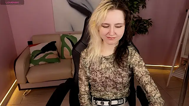 Snapshot of girl_next_doorr chatting on May 10, 2026, 1:16 pm girl next doorr online show from May 10, 2026, 1:16 pm