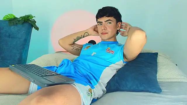 CamiiGuzmanX online show from November 28, 2025, 8:55 pm