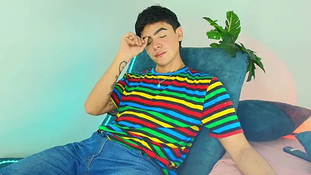 CamiiGuzmanX online show from December 3, 2025, 9:24 pm