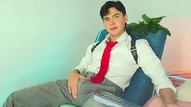 CamiiGuzmanX online show from December 4, 2025, 7:33 pm