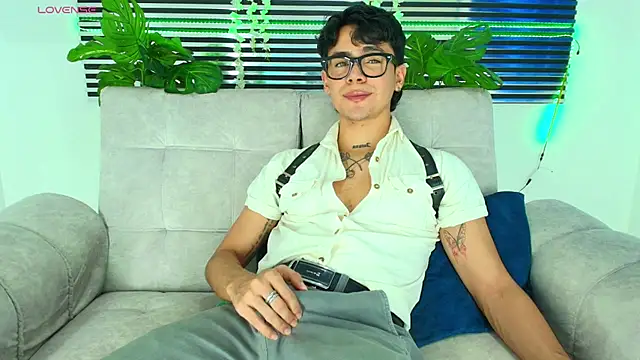 CamiiGuzmanX online show from February 4, 2026, 7:42 pm