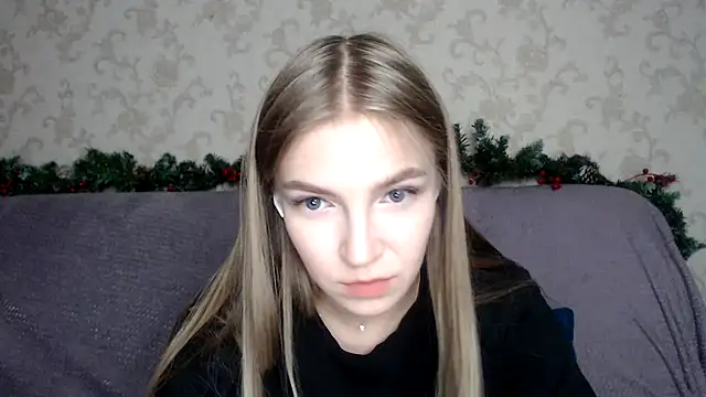 HitGyrl online show from December 15, 2025, 3:38 pm