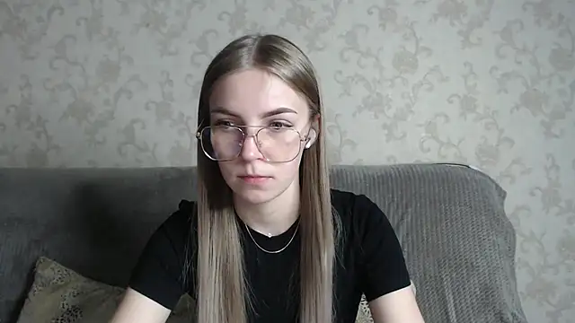 HitGyrl online show from February 25, 2026, 1:04 am