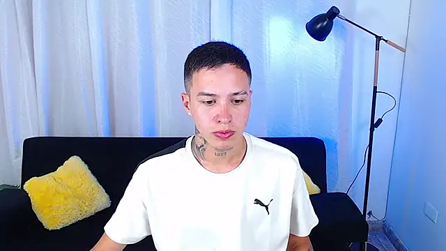 Cumandres18 online show from April 14, 2026, 2:12 pm