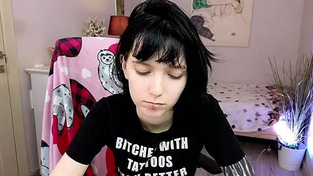 HazelTompson online show from December 3, 2025, 8:40 pm