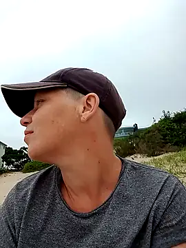 Snapshot of ComeAsYouAre chatting on November 14, 2025, 7:40 am ComeAsYouAre online show from November 14, 2025, 7:40 am