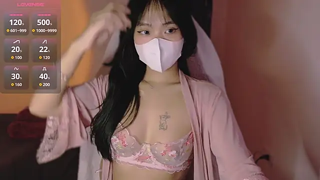 Phuong Bee online show from October 11, 2025, 1:20 pm