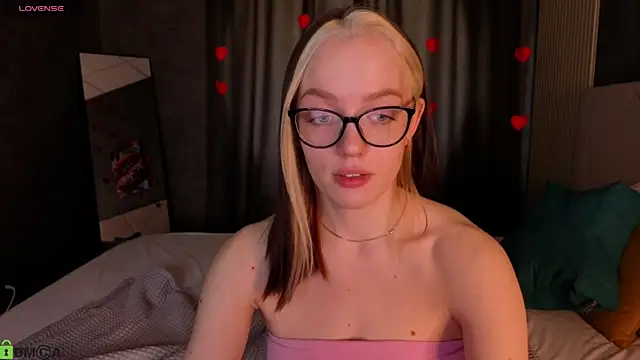 Snapshot of R0cket_bunny chatting on April 9, 2026, 6:19 am R0cket bunny online show from April 9, 2026, 6:19 am