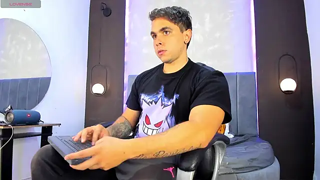 Snapshot of Liam_walk_ chatting on October 14, 2025, 11:49 pm Liam walk online show from October 14, 2025, 11:49 pm