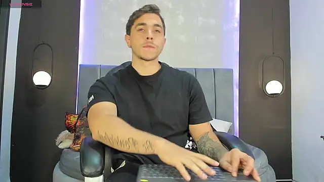 Snapshot of Liam_walk_ chatting on October 20, 2025, 9:04 pm Liam walk online show from October 20, 2025, 9:04 pm