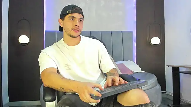 Snapshot of Liam_walk_ chatting on November 8, 2025, 9:57 pm Liam walk online show from November 8, 2025, 9:57 pm