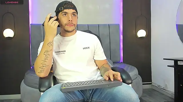 Liam walk  online show from November 14, 2025, 9:35 pm