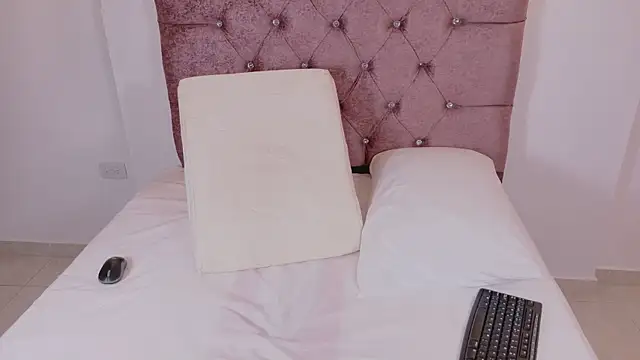 sophiacuttee online show from November 7, 2025, 12:27 pm