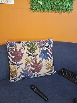 ELAINE xXxX online show from April 24, 2026, 8:00 pm