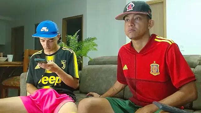 Snapshot of skinny23cm chatting on December 18, 2024, 9:47 am skinny23cm online show from December 18, 2024, 9:47 am