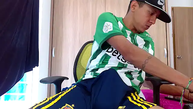 Snapshot of skinny23cm chatting on January 31, 2025, 2:28 pm skinny23cm online show from January 31, 2025, 2:28 pm